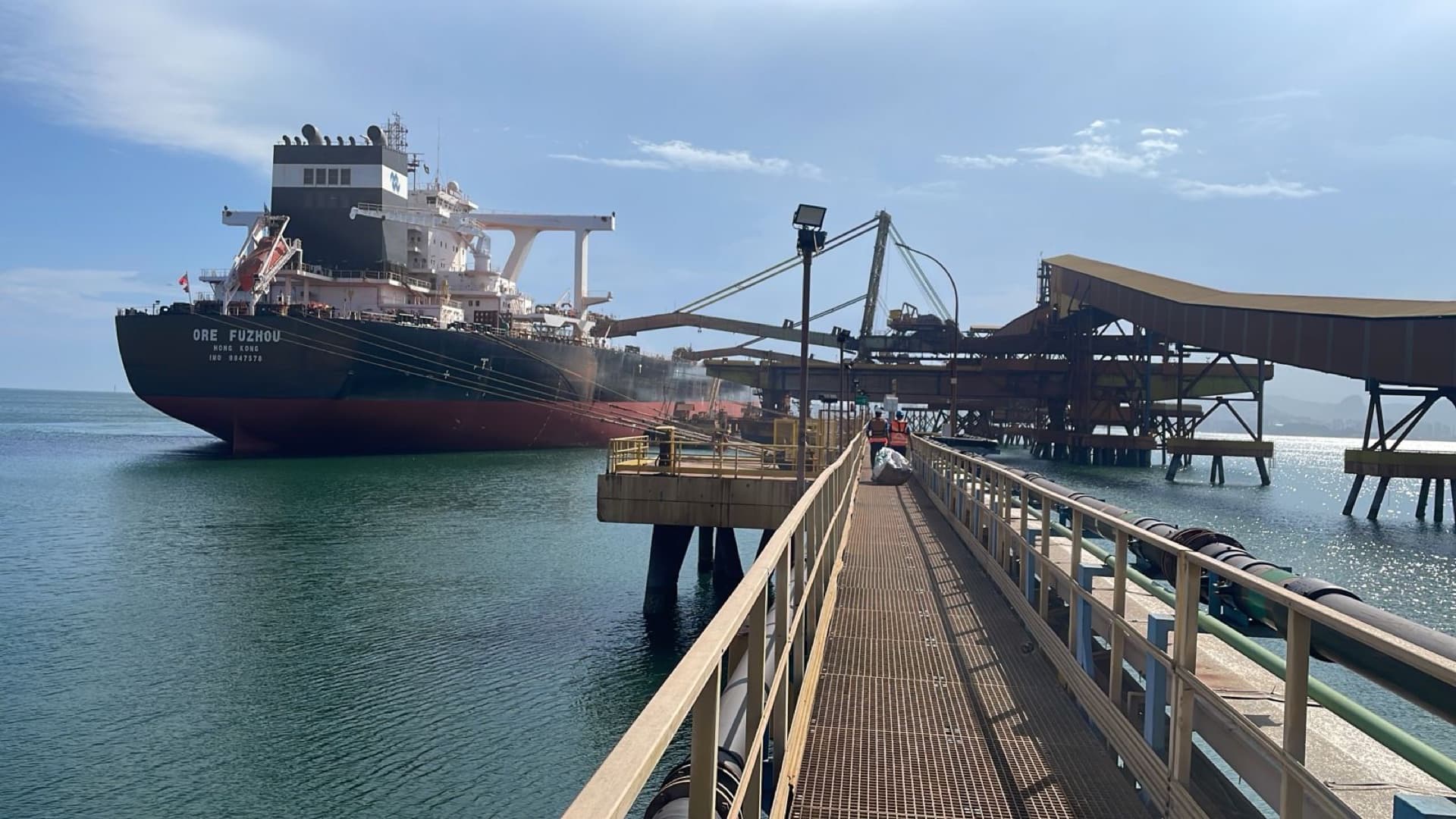 Navio graneleiro atracado em terminal portuário durante operação da Clean Ship