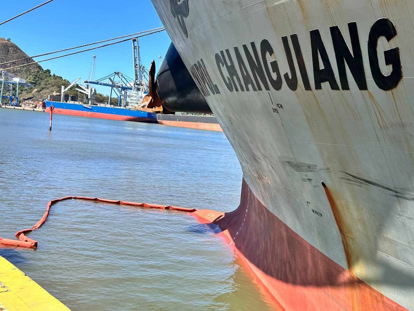 Environmental containment operation around a ship at the port