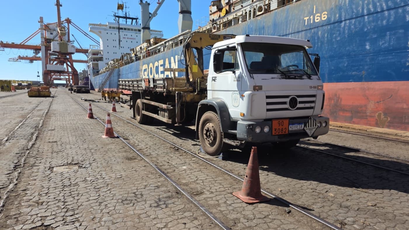 Caminhão guindaste em operação portuária