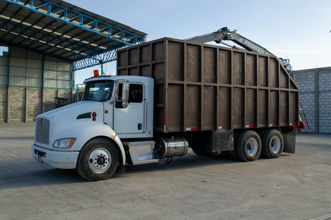 Hook-lift truck